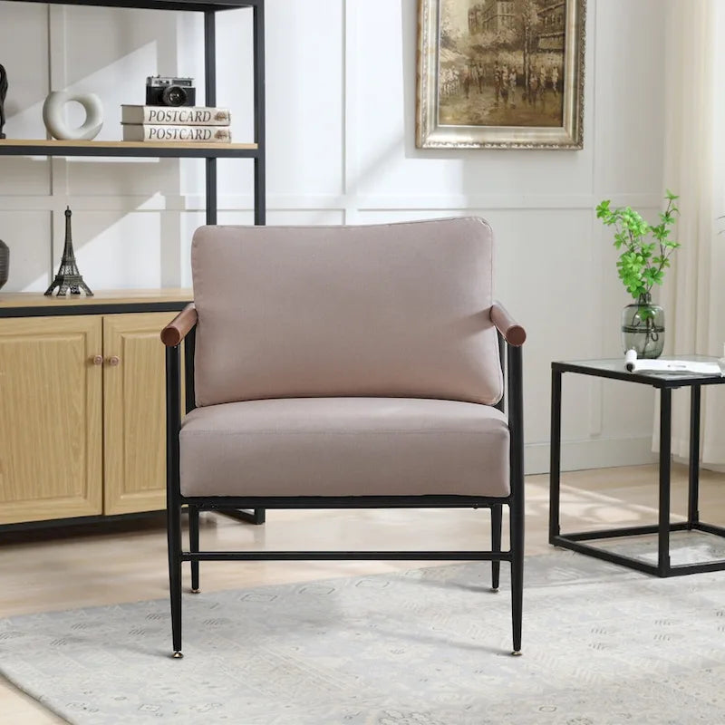 Fauteuil simple et confortable rembourré pour salon
