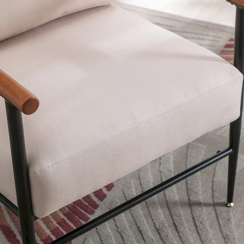 Fauteuil simple et confortable rembourré pour salon