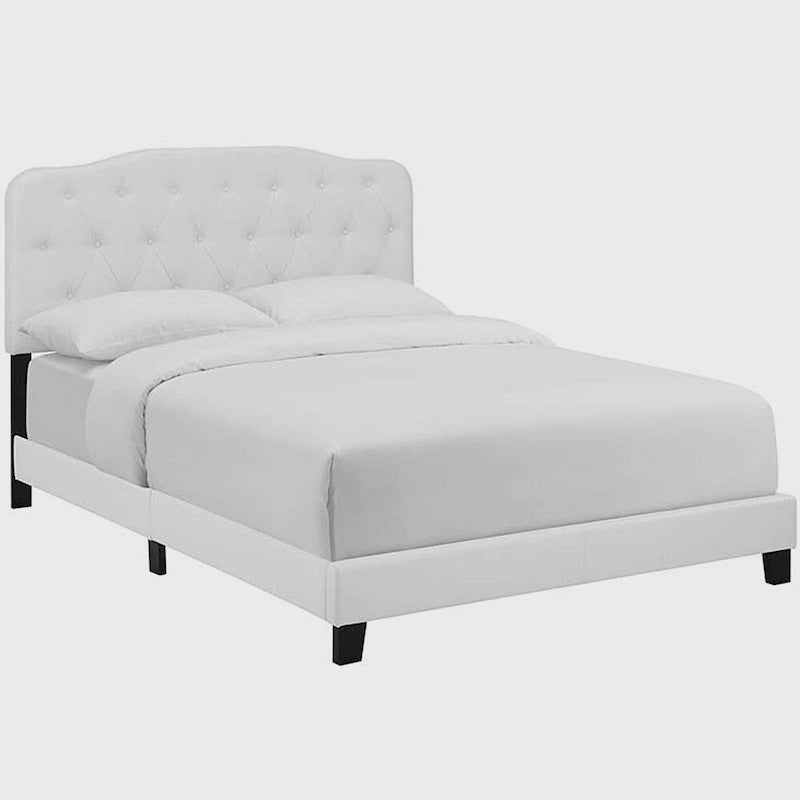 Lit plate-forme double en cuir blanc avec tête de lit capitonnée