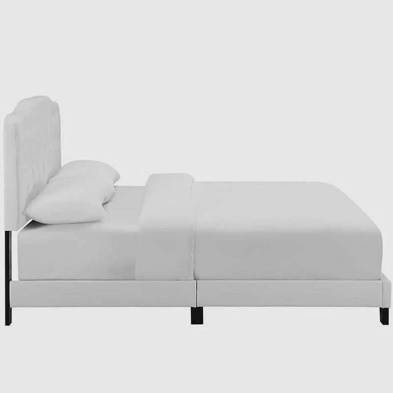 Lit plate-forme double en cuir blanc avec tête de lit capitonnée