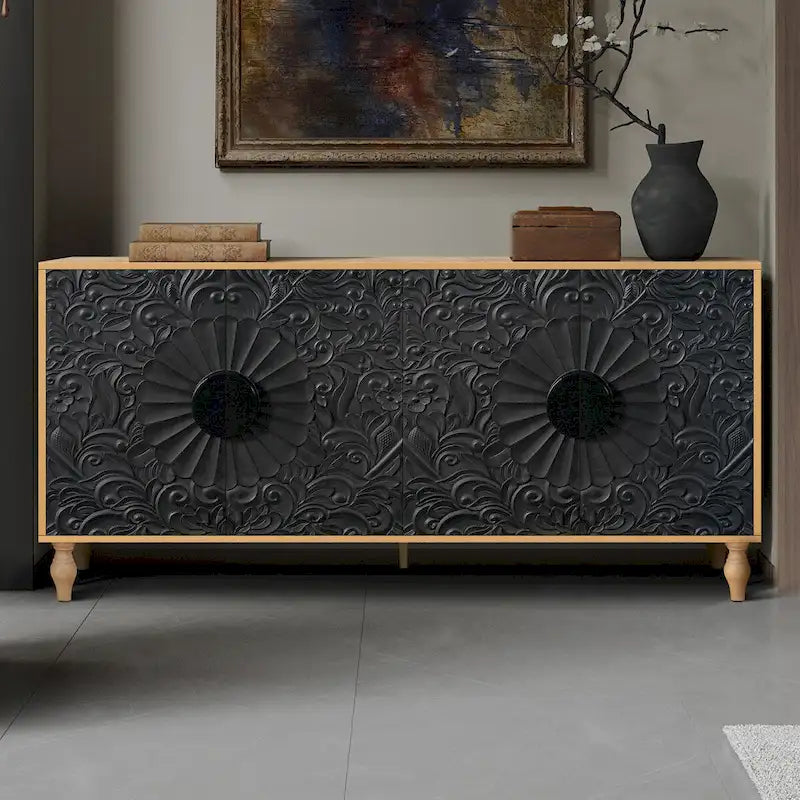 Enfilade avec portes à motif symétrique sculpté
