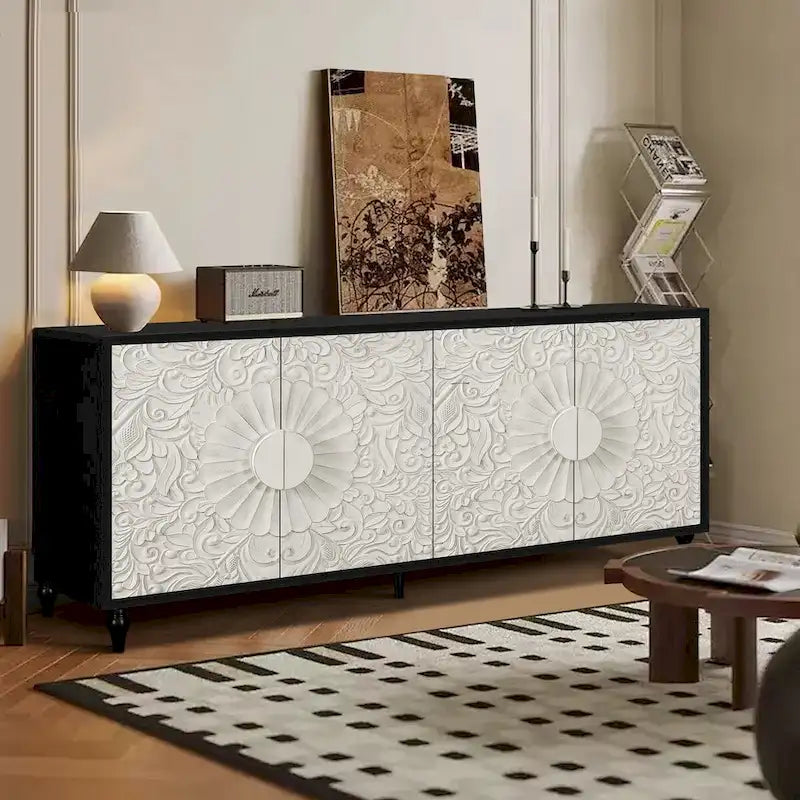 Enfilade avec portes à motif symétrique sculpté