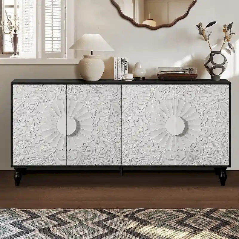Enfilade avec portes à motif symétrique sculpté