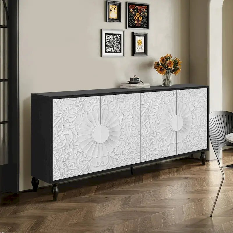 Enfilade avec portes à motif symétrique sculpté