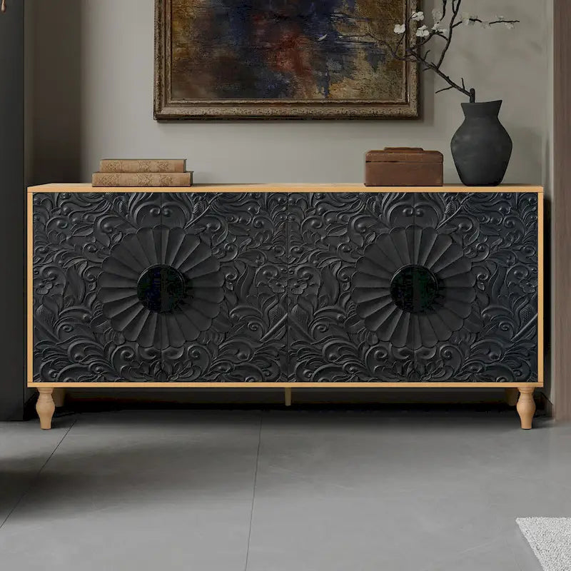 Enfilade avec portes à motif symétrique sculpté