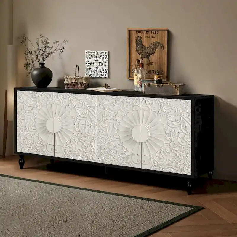 Enfilade avec portes à motif symétrique sculpté