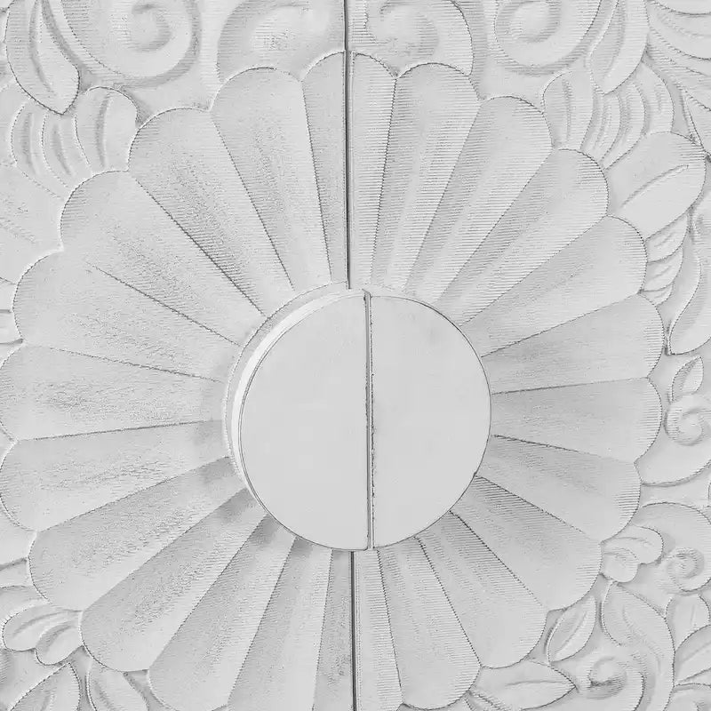 Enfilade avec portes à motif symétrique sculpté